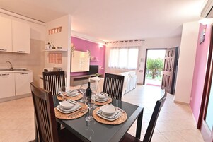 Basic Apartment | Private kitchen | Full-size fridge, microwave, oven, stovetop