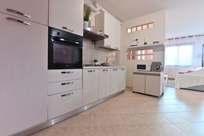 Basic Apartment | Private kitchen | Full-size fridge, microwave, oven, stovetop - IzzHome Njoy (Pula)