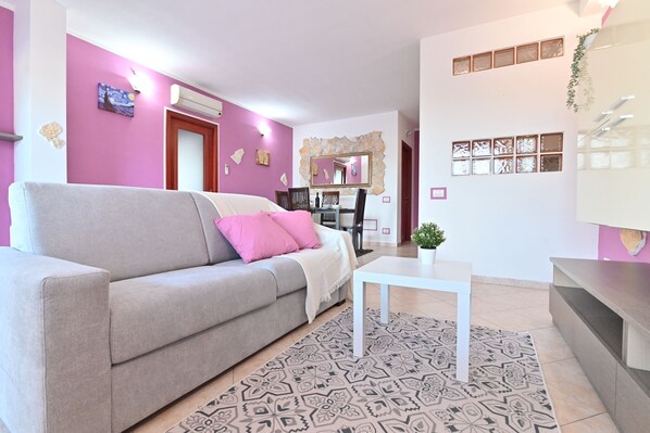 Basic Apartment | Living room