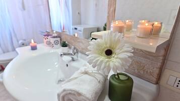 Basic Apartment | Bathroom | Combined shower/tub, hydromassage showerhead, hair dryer, bidet