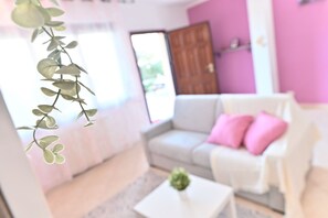 Apartamento básico | Sala de estar | Smart TV de 49 pulgadas con canales por cable, una televisión
