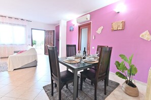 Appartement | Cuisine privée | Grand réfrigérateur, micro-ondes, four, plaque de cuisson