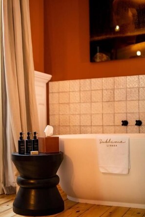 Quarto Duplo ou Twin Lisboa | Bathroom | Designer toiletries, hair dryer, bathrobes, slippers