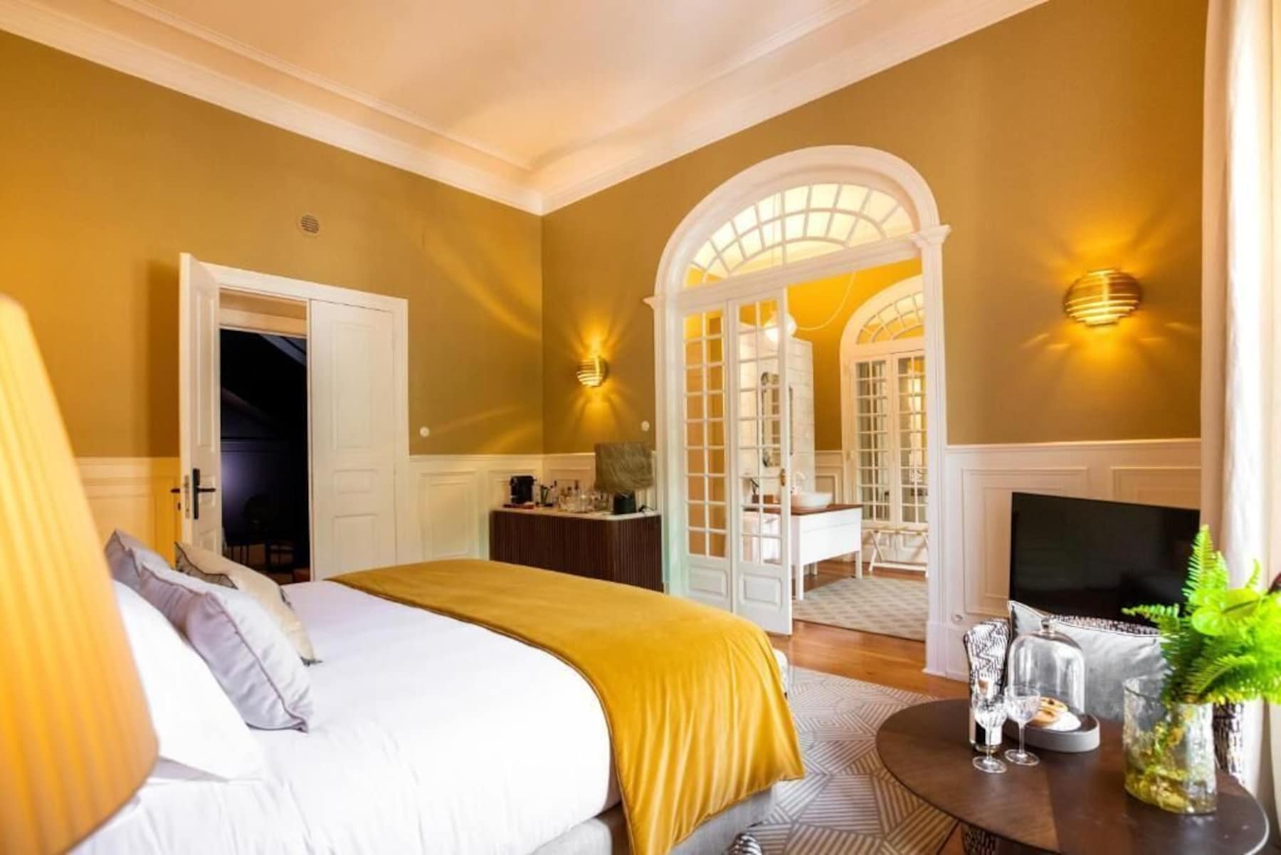 Quarto Duplo ou Twin Lisboa | Minibar, in-room safe, individually decorated, individually furnished