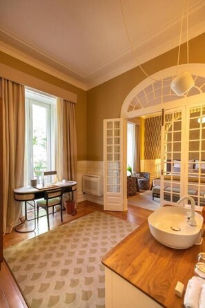 Minibar, in-room safe, individually decorated, individually furnished - Sublime Lisboa (Lisbon)
