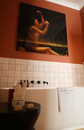 Quarto Duplo ou Twin Lisboa | Bathroom | Designer toiletries, hair dryer, bathrobes, slippers
