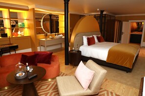 Suite Lisboa | Minibar, in-room safe, individually decorated, individually furnished - Sublime Lisboa (Lisbon)