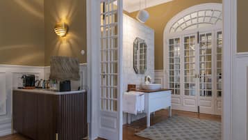 Quarto Duplo ou Twin Lisboa | Minibar, in-room safe, individually decorated, individually furnished