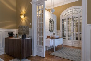 Quarto Duplo ou Twin Lisboa | 迷你吧、客房內保險箱、獨特裝潢、布置獨特