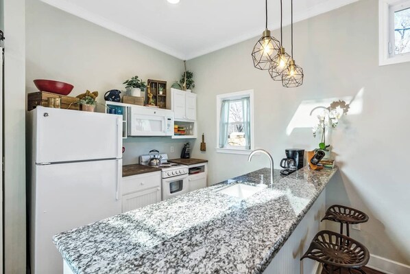 Refrigerador, microondas, horno, placa de cocina
