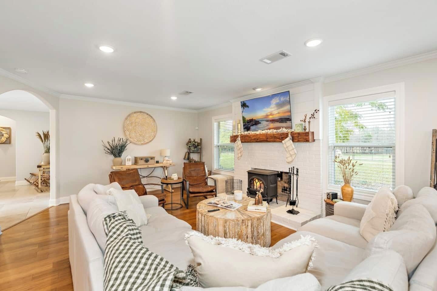 Smart TV, chimenea, oficina y impresora 