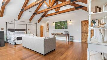 4 bedrooms, desk, iron/ironing board, travel crib