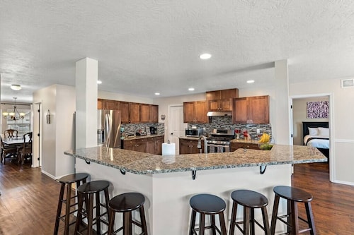 The Tangle by Host Boise - 4500sqft Boise Home| 9 Beds & Dual Master| 85" TV