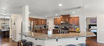 The Tangle by Host Boise - 4500sqft Boise Home| 9 Beds & Dual Master| 85" TV