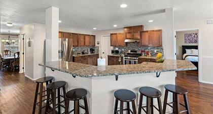 The Tangle by Host Boise - 4500sqft Boise Home| 9 Beds & Dual Master| 85" TV