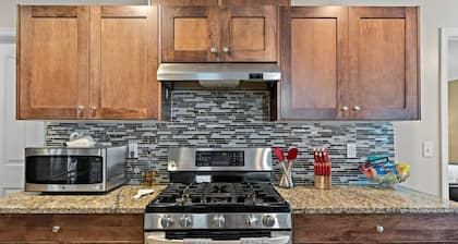 The Tangle by Host Boise - 4500sqft Boise Home| 9 Beds & Dual Master| 85" TV