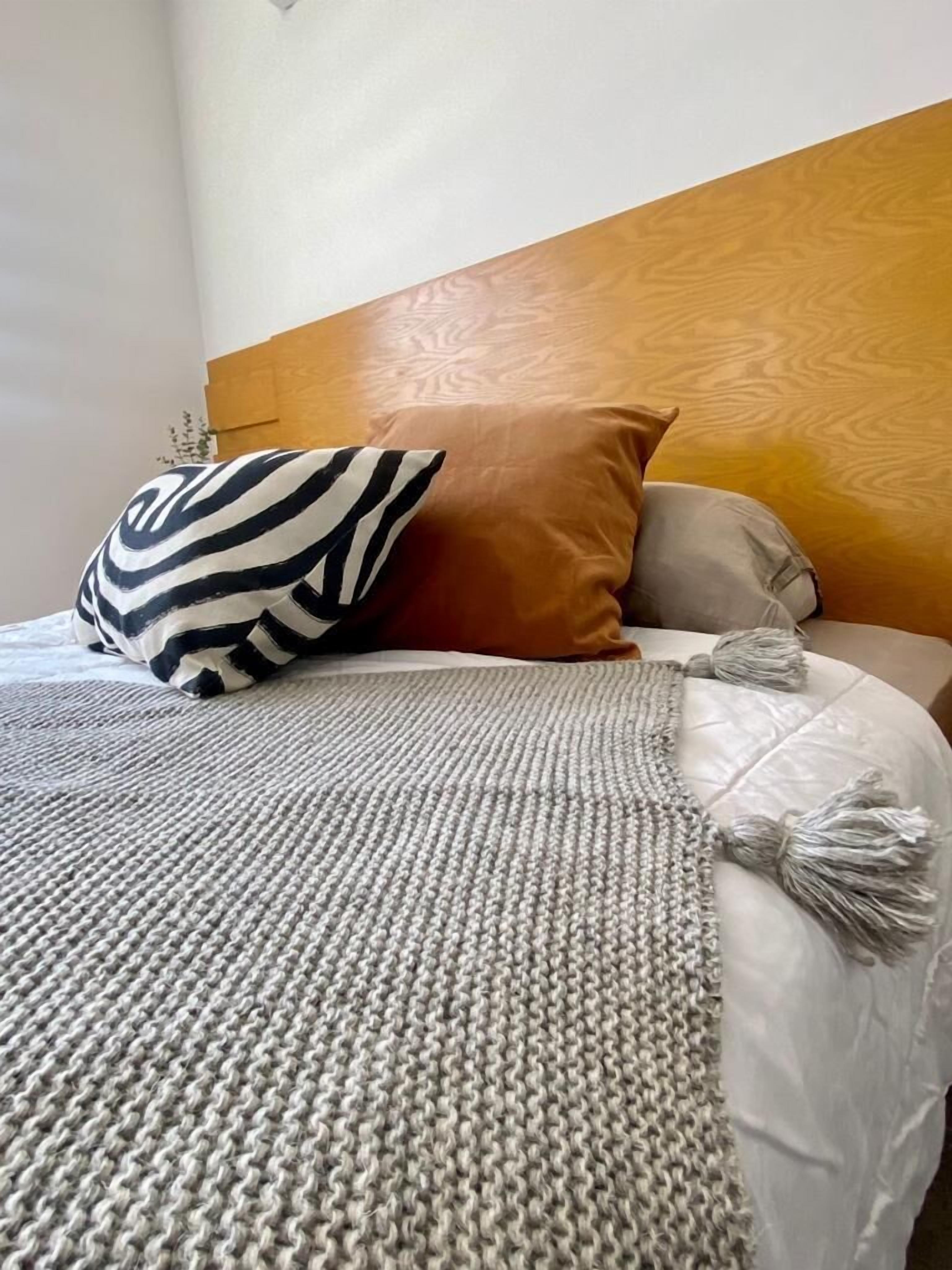 Tabla de planchar con plancha, wifi gratis y ropa de cama 