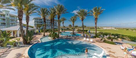 Una piscina al aire libre, una piscina con borde infinito