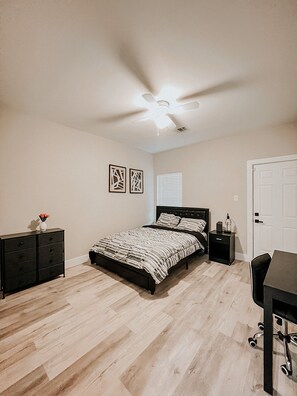 3 quartos, ferros/tábuas de passar roupa, Wi-Fi, roupa de cama