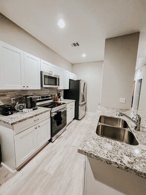 Geladeira, micro-ondas, cooktop, lava-louças