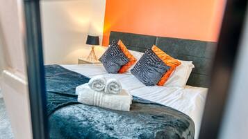 4 bedrooms, iron/ironing board, WiFi, bed sheets