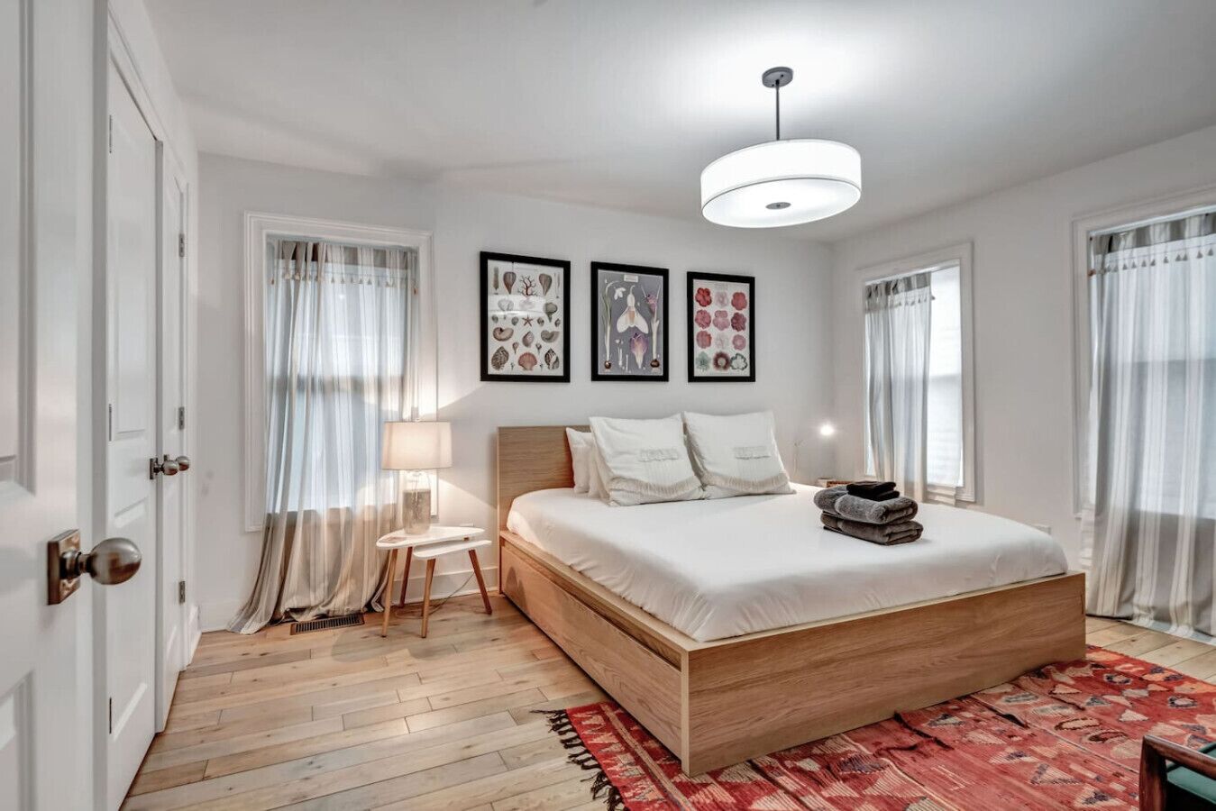 3 habitaciones, tabla de planchar con plancha, wifi y ropa de cama 