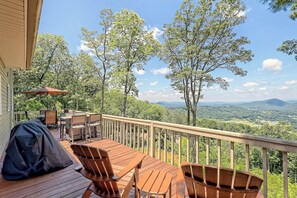 Outdoor dining - The Gathering Place  by Chatuge Home Concierge<br> Mountain View, View of Lake Chatuge (Hiawassee)