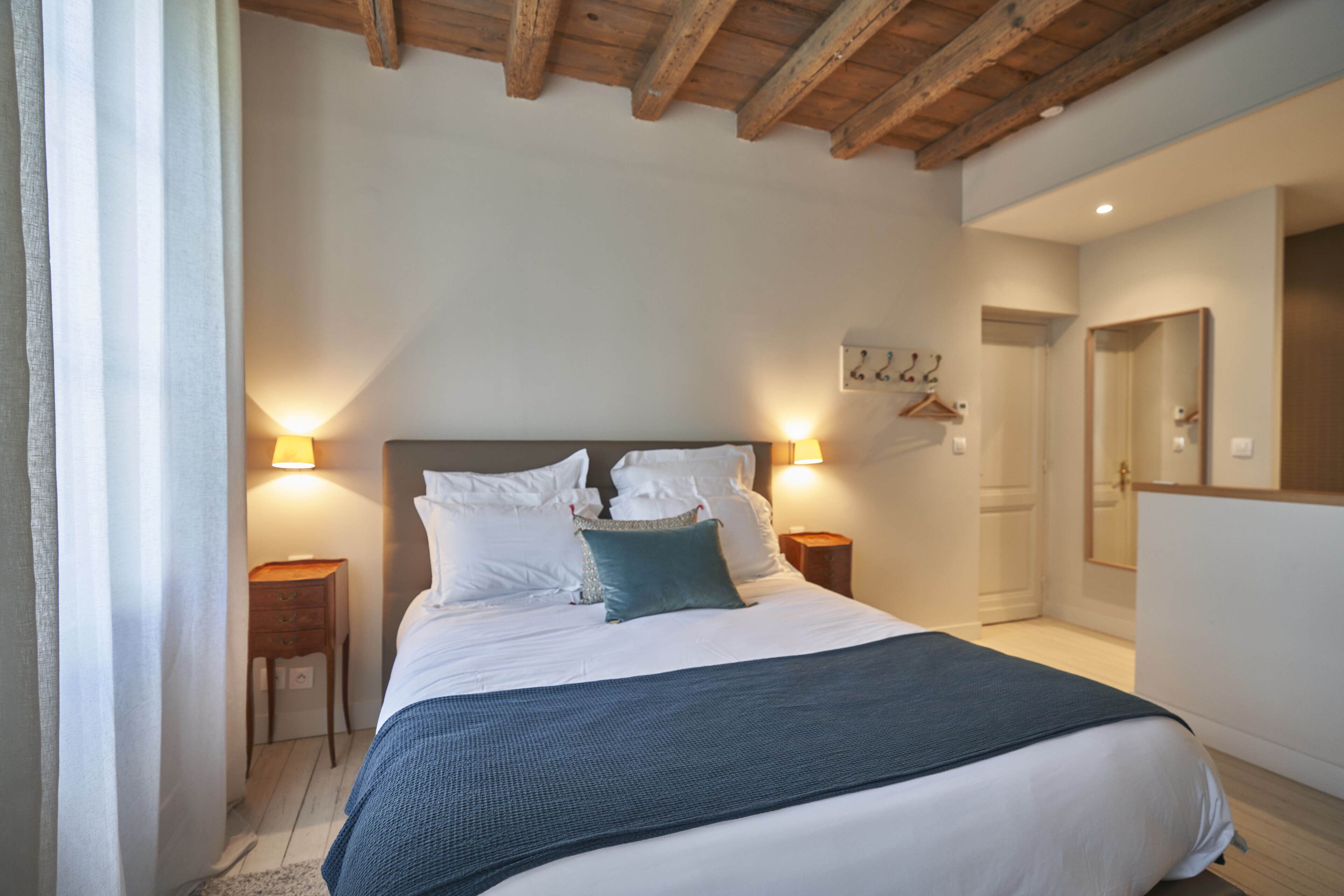 컴포트 더블룸, 퀸사이즈침대 1개, 벽난로, 정원 전망 | 고급 침구, 메모리폼 침대, 각각 다른 스타일의 인테리어, 다리미/다리미판