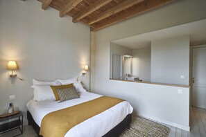 Habitación doble Confort, 1 cama Queen size, balcón, vista al jardín | Ropa de cama de alta calidad y camas con efecto memoria 