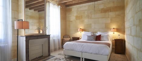 Habitación doble junior, 1 cama King size, tina, vista al jardín | Ropa de cama de alta calidad y camas con efecto memoria
