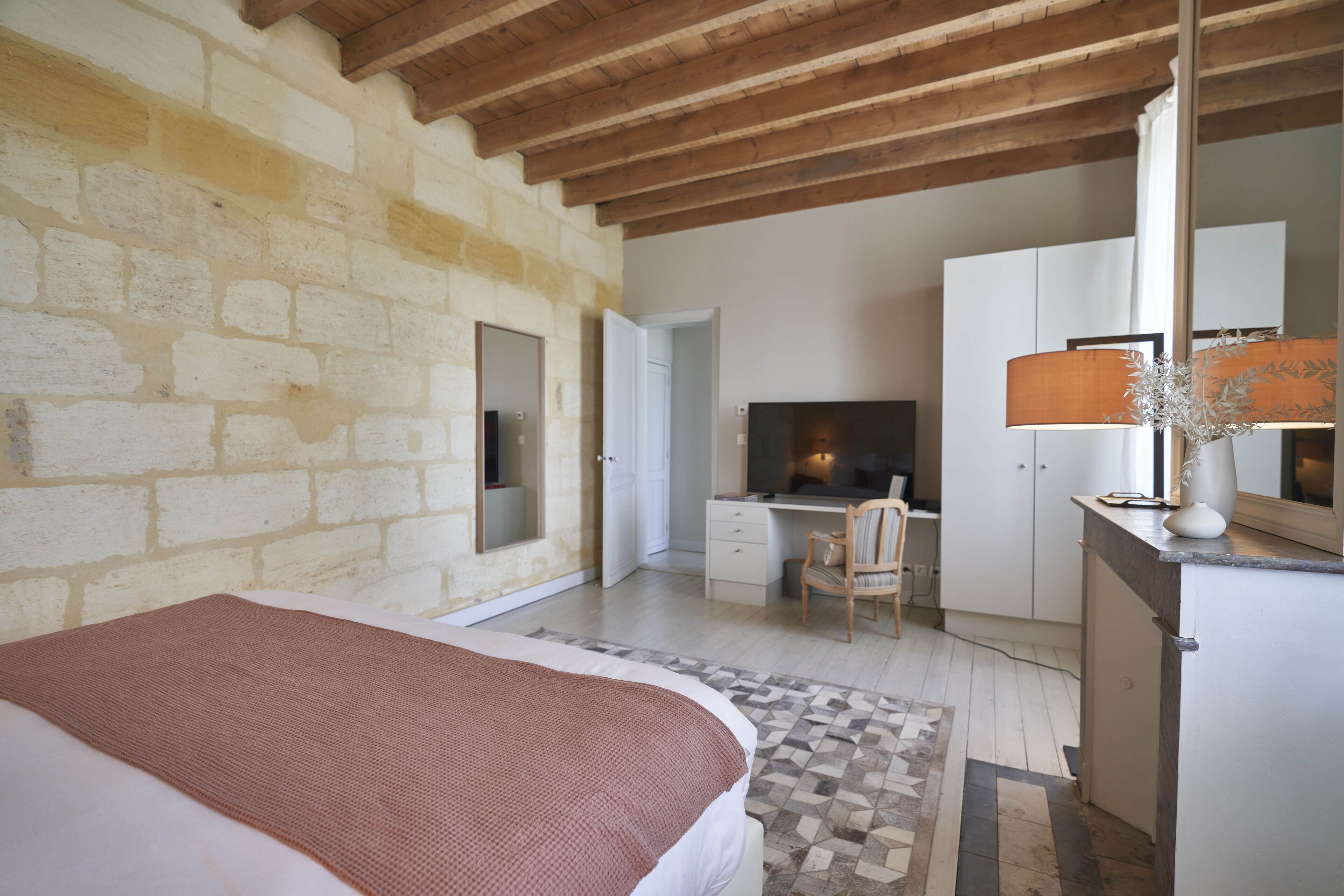 Une chambre avec un grand lit, un bureau et une chaise.