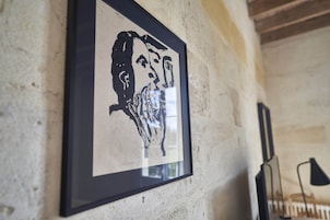 Una obra de arte enmarcada sobre una pared con textura.