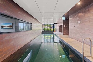 Indoor pool - Modern 1-Bed City Apartment with Pool and Gym (Melbourne)
