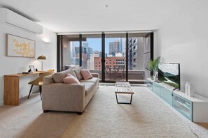 TV, offices - Modern 1-Bed City Apartment with Pool and Gym (Melbourne)