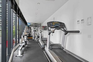 Fitness facility - Modern 1-Bed City Apartment with Pool and Gym (Melbourne)