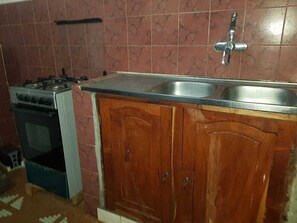 Refrigerador, horno, parrilla de estufa y utensilios de cocina 