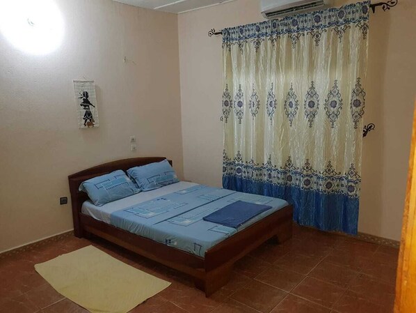 2 bedrooms, desk, free WiFi, bed sheets - Furnished, air-conditioned apartment with private terrace (Cotonou)