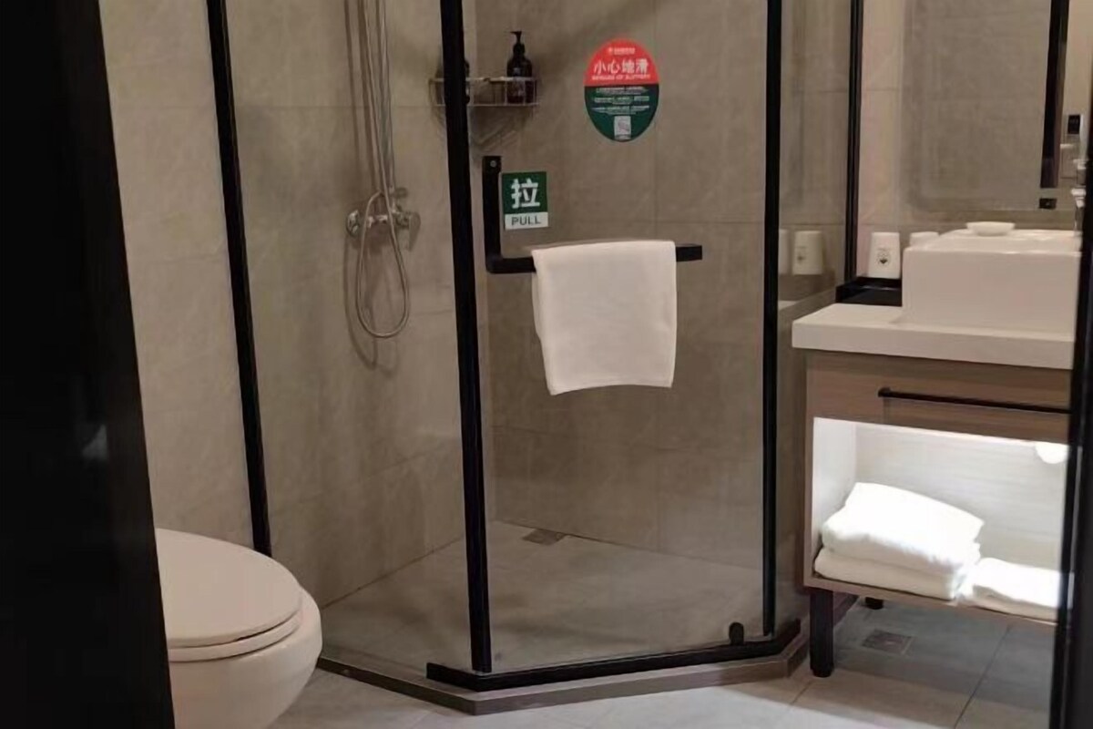 Baño | Secadora de cabello, pantuflas, shampoo