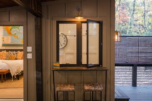 1 bedroom, iron/ironing board, WiFi, bed sheets - Modern elegance to outdoor living, surround yourselves in the perfect combinatio (Blue Ridge)