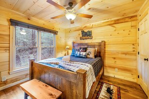 2 bedrooms, iron/ironing board, WiFi, bed sheets - Trail Side Retreat, great cabin for small family vacation, honeymoon, or peacefu (Blue Ridge)