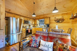 Fridge, microwave, oven, stovetop - Trail Side Retreat, great cabin for small family vacation, honeymoon, or peacefu (Blue Ridge)