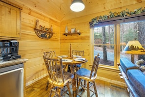 Dining - Trail Side Retreat, great cabin for small family vacation, honeymoon, or peacefu (Blue Ridge)