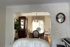 Dining - Grandma’s Gorgeous Home in the Heart of Queens (Queens)