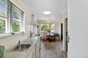 Kühlschrank, Mikrowelle, Geschirrspüler, Toaster