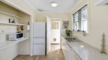 Réfrigérateur, micro-ondes, lave-vaisselle, grille-pain