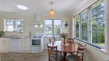 Een koelkast, een microgolfoven, een vaatwasser, een broodrooster