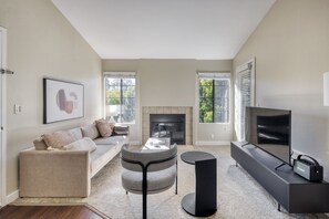 TV, stereo - Lovely La Jolla 1BR w/ Gym, W/D & Pool, nr bars & shops, by Blueground (San Diego)