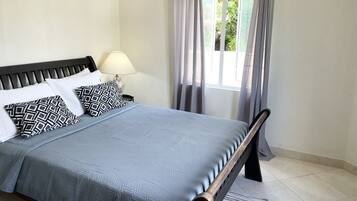 3 dormitorios, tabla de planchar con plancha, cuna de viaje