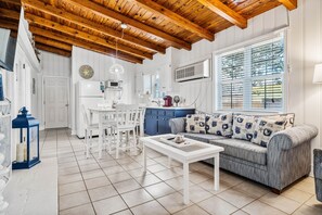 Smart TV, fireplace, DVD player, books - Private house steps from beach.Fenced in yard.Pet,Motorcycles & Trailer allowed. (North Myrtle Beach)