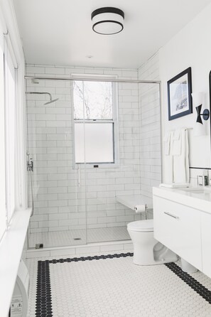 Einzelzimmer | Badezimmer | Designer-Toilettenartikel, Haartrockner, Handtücher, Seife